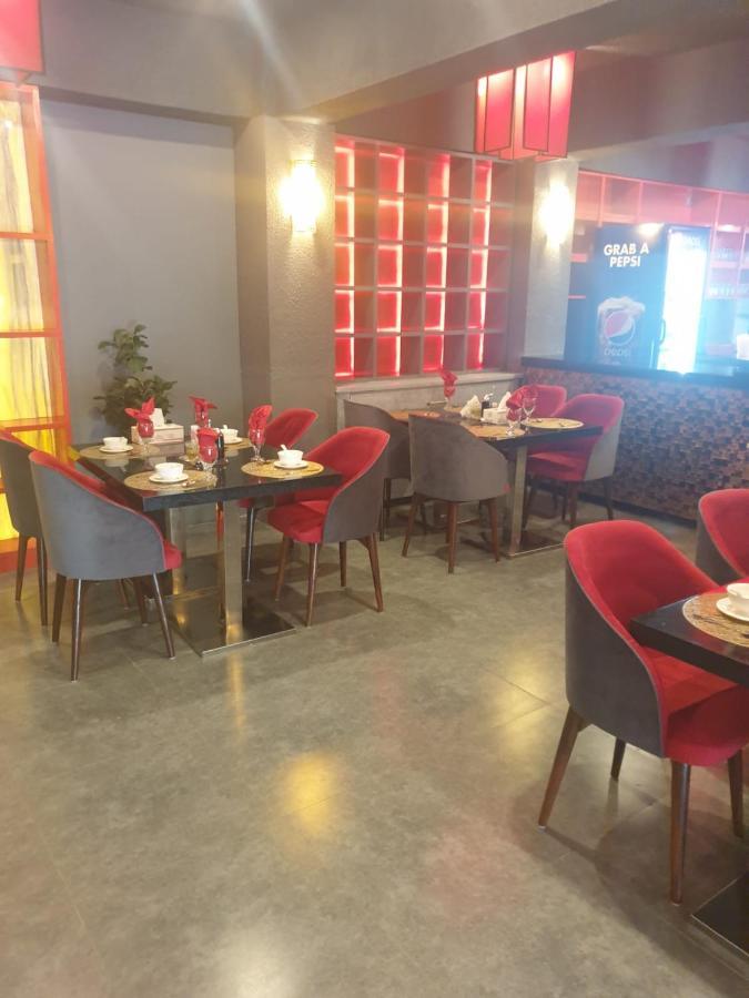 Space Luxury Rental Suites Rawalpindi Bagian luar foto